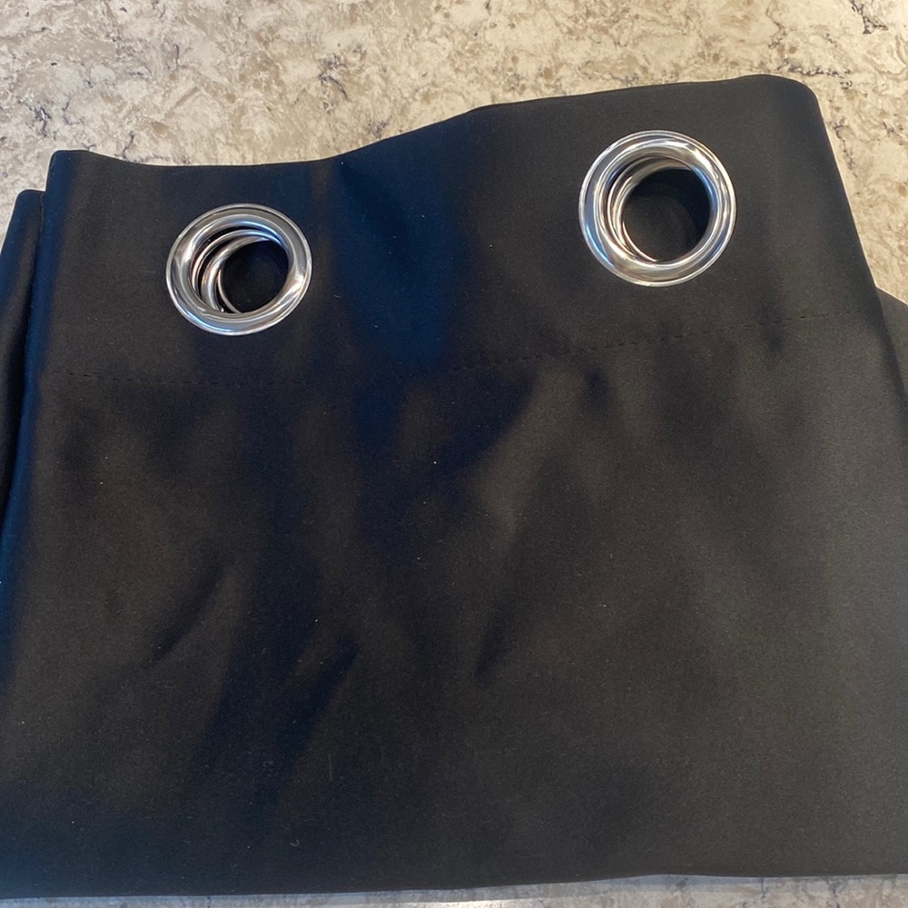 NICETOWN blackout curtain.   80x84. New